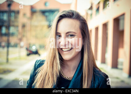 schöne junge blonde Frau in der Stadt Stockfoto