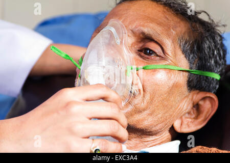 indische Krankenschwester Krankenhaus Behandlung des Patienten Stockfoto