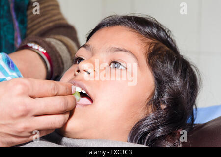 indischer Arzt Krankenhaus Patienten füttern Obst Stockfoto