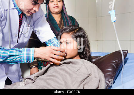 indischer Arzt Krankenhaus Patienten Fütterung Saft Stockfoto