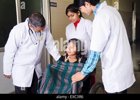 indische Ärzte Krankenhaus Behandlung des Patienten Stockfoto