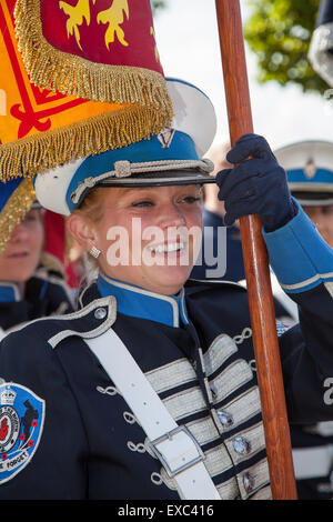 Southport, Merseyside, England. 11. Juli 2015 Julie McCarty (Bootle und Bezirk Konzertina Band) bei der jährlichen Orange Lodge Parade feiern die 325. Jahrestag der Schlacht am Boyne, als König William III der Orange siegreich über seinen Rivalen König James II an den Fluss Boyne in July1690, war die protestantische Vorherrschaft für Generationen gesichert. Es war der letzten Zeit zwei gekrönten Könige von England, Schottland und Irland, die einander auf dem Schlachtfeld konfrontiert.  Oranier Tag 12. Juli, Stockfoto