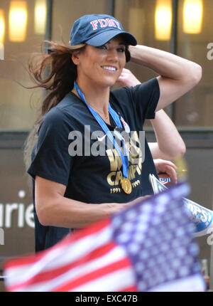 New York, USA. 9. Juli 2015. Hope Solo auf einem Schwimmer bei den World Cup Siegesparade in New York City. Bildnachweis: Christopher Penler/Alamy Live-Nachrichten Stockfoto