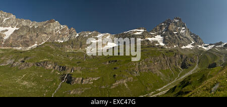 Cervinia, Italien. 10. Juli 2015. Blick auf Matterhorn (italienische Bezeichnung Cervino) Südwand von Breuil-Cervinia im Aostatal (Italien) gesehen. Stockfoto