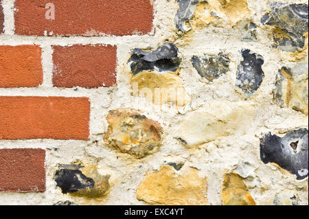 Nahaufnahme eines Teils der Feuerstein Stein und Ziegel Wand an der Außenseite eines englischen Gebäudes Stockfoto