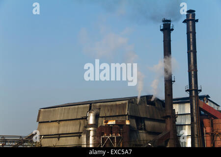 ländliche Fabrik Schornstein niemand Stockfoto