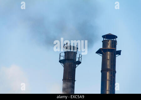 ländliche Fabrik Schornstein niemand Stockfoto