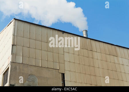 ländliche Fabrik Schornstein niemand Stockfoto