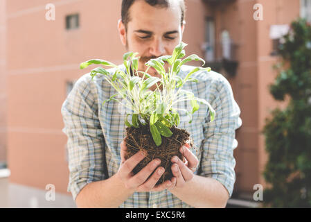 schöne stilvolle Mann im Garten zu Hause Stockfoto