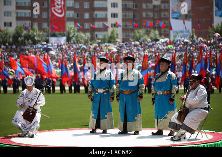 Ulan Bator, Mongolei. 11. Juli 2015. Interpreten sind während der Eröffnungsfeier der jährlichen Nadam Messe in Ulan Bator, Hauptstadt der Mongolei, am 11. Juli 2015 gesehen. Nadam Messe, eine traditionelle mongolische Festzug für Unterhaltung und Spiele, umfasst in der Regel Ereignisse des Bogenschiessen, Ringen, Pferderennen, Tanz und Akrobatik, die die traditionelle mongolische Kultur darstellen. Bildnachweis: Zheng Chuang/Xinhua/Alamy Live-Nachrichten Stockfoto