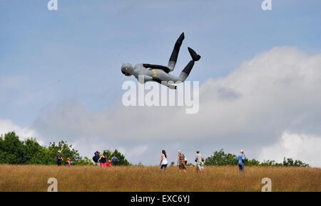 Brighton, UK. 11. Juli 2015. Perfektes Flugwetter für Kinder und Erwachsene mit warmen Sonnenstrahlen und eine Brise am ersten Tag des jährlichen Brighton Kite Festival, die dieses Wochenende in Stanmer Park stattfindet Stockfoto