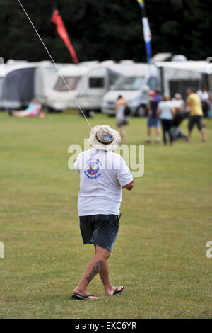 Brighton, UK. 11. Juli 2015. Perfektes Flugwetter für Kinder und Erwachsene mit warmen Sonnenstrahlen und eine Brise am ersten Tag des jährlichen Brighton Kite Festival, die dieses Wochenende in Stanmer Park stattfindet Stockfoto