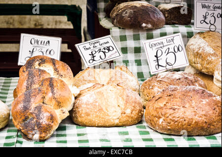 Laibe frisches Bio-Brot auf einem Markt in England Stockfoto