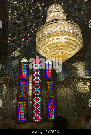 Die Glasfenster und die riesigen Kronleuchter von der Gebetsraum der Shah-e-Cheragh-Mausoleum, Fars Provinz, Shiraz, Iran Stockfoto