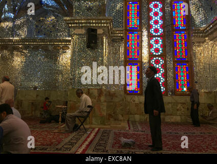 Die Glasfenster der Gebetsraum der Shah-e-Cheragh-Mausoleum, Fars Provinz, Shiraz, Iran Stockfoto