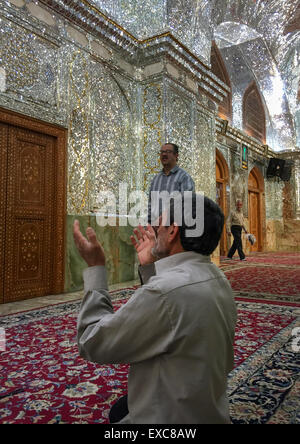 Der Gebetsraum der Shah-e-Cheragh-Mausoleum, Fars Provinz, Shiraz, Iran Stockfoto