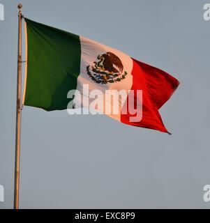 Zoom der mexikanischen Flagge bei Sonnenuntergang auf Yukatan Stockfoto
