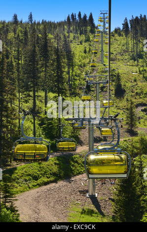 SZCZYRK, Polen - JUBNE 6 - gelbe Seilbahn am Berg Skrzyczne in Polen Stockfoto