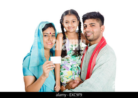 indische ländlichen Eltern mit Tochter Visitenkarte anzeigen Stockfoto