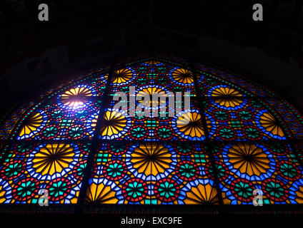 Die Glasfenster der Shah-e-Cheragh-Mausoleum, Fars Provinz, Shiraz, Iran Stockfoto