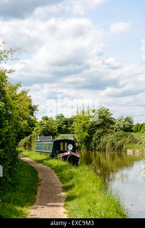 Canalboat vertäut in einem Kanal in der Nähe von Berkhamsted, Herts, UK Stockfoto