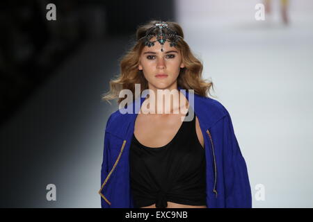 Berlin, Deutschland. 9. Juli 2015. Mercedes-Benz Fashion Week Frühjahr/Sommer 2016 in Berlin. Ein Modell präsentiert Sammlung von Dimitri. © Simone Kuhlmey/Pacific Press/Alamy Live-Nachrichten Stockfoto