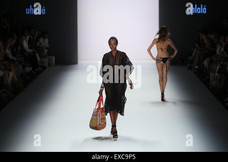 Berlin, Deutschland. 9. Juli 2015. Mercedes-Benz Fashion Week Frühjahr/Sommer 2016 in Berlin. Ein Modell präsentiert Sammlung von Dimitri. © Simone Kuhlmey/Pacific Press/Alamy Live-Nachrichten Stockfoto