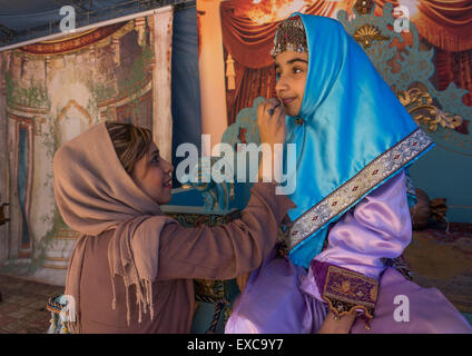 Mädchen In traditioneller Kleidung für ein Photo-Souvenir In der Saadabad-Palast, Shemiranat County, Teheran, Iran anhalten Stockfoto