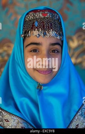 Mädchen In traditioneller Kleidung für ein Photo-Souvenir In der Saadabad-Palast, Shemiranat County, Teheran, Iran anhalten Stockfoto