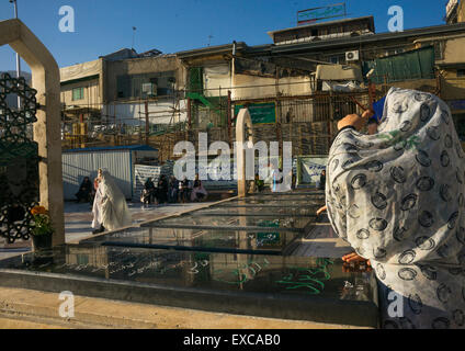 Gräber im Heiligtum der Emamzadeh Saleh In Tadschrisch, Shemiranat County, Teheran, Iran Stockfoto