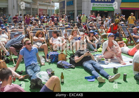 Wimbledon London, UK. 11. Juli 2015. Leute draußen sitzen, die 2015 Damen Wimbledon Finale zwischen Serena Williams und Garbine Muguruza an einem heißen Tag zusehen, wie Temperaturen 27 Grad Credit erreichen: Amer Ghazzal/Alamy Live-Nachrichten Stockfoto