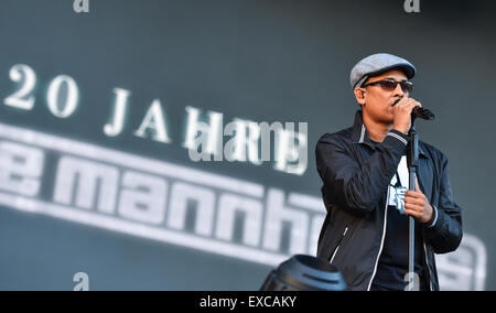 Mannheim, Deutschland. 10. Juli 2015. Xavier Naidoo und die Band "Soehne Mannheims" auf der Bühne für die Band 20. Jahrestag in Mannheim, Deutschland, 10. Juli 2015. Foto: Uwe Anspach/Dpa/Alamy Live News Stockfoto