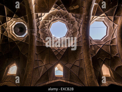 Decke mit seinen komplizierten und aufwendigen Mustern der alte Basar, Provinz Isfahan, Kaschan, Iran Stockfoto