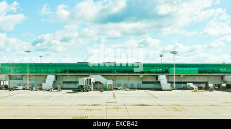 Ein moderner Flughafen terminal im Vereinigten Königreich Stockfoto