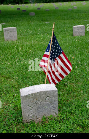 Grabzeichen und amerikanische Flagge im Fredericksburg National Battlefield Park, Fredericksburg, Virginia, USA. Stockfoto