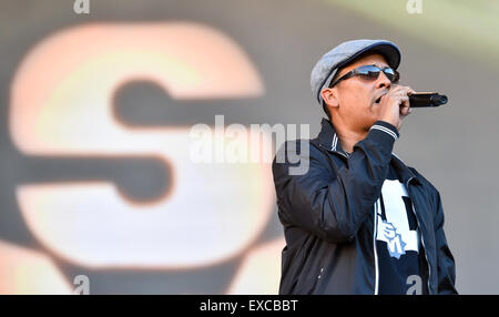 Mannheim, Deutschland. 10. Juli 2015. Xavier Naidoo und die Band "Soehne Mannheims" auf der Bühne für die Band 20. Jahrestag in Mannheim, Deutschland, 10. Juli 2015. Foto: Uwe Anspach/Dpa/Alamy Live News Stockfoto