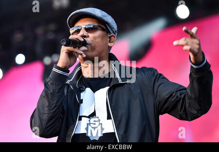 Mannheim, Deutschland. 10. Juli 2015. Xavier Naidoo und die Band "Soehne Mannheims" auf der Bühne für die Band 20. Jahrestag in Mannheim, Deutschland, 10. Juli 2015. Foto: Uwe Anspach/Dpa/Alamy Live News Stockfoto