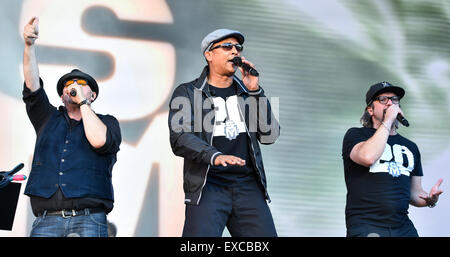 Mannheim, Deutschland. 10. Juli 2015. Xavier Naidoo (M) und Mitglieder der Band "Soehne Mannheims" auf der Bühne für die Band 20. Jahrestag in Mannheim, Deutschland, 10. Juli 2015. Foto: Uwe Anspach/Dpa/Alamy Live News Stockfoto