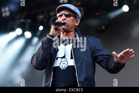 Mannheim, Deutschland. 10. Juli 2015. Xavier Naidoo und die Band "Soehne Mannheims" auf der Bühne für die Band 20. Jahrestag in Mannheim, Deutschland, 10. Juli 2015. Foto: Uwe Anspach/Dpa/Alamy Live News Stockfoto