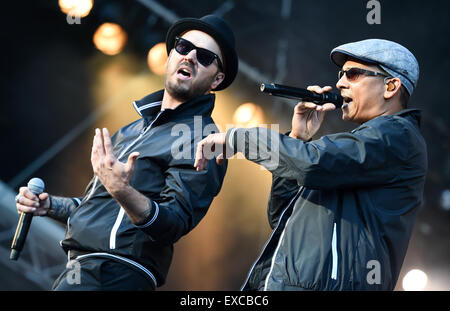 Mannheim, Deutschland. 10. Juli 2015. Xavier Naidoo und Tino Oac (l) von der Band "Soehne Mannheims" auf der Bühne für die Band 20. Jahrestag in Mannheim, Deutschland, 10. Juli 2015. Foto: Uwe Anspach/Dpa/Alamy Live News Stockfoto