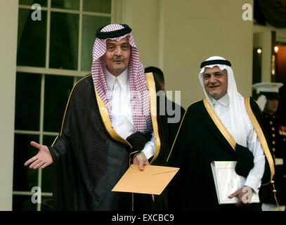 Ein Datei-Bild vom 23. Juli 2006 zeigt Prinz Saud al-Faisal, Minister für auswärtige Angelegenheiten von Saudi-Arabien, links, und Prinz Turki al-Faisal, Botschafter von Saudi-Arabien in die Vereinigten Staaten, rechts, Abfahrt ins Weiße Haus nach einem Treffen mit US-Präsident George W. Bush im Oval Office des weißen Hauses in Washington, DC, USA. Sie trafen sich vor Vereinigte Staaten Staatssekretär Condoleezza Rice für den Nahen Osten fährt zu versuchen, einen Waffenstillstand zwischen Israel und der Hisbollah zu vermitteln. Prinz Saud bin Faisal bin Abdulaziz übergebene Weg von unbekannten Ursachen auf Donnerstag, 9. Juli 2015. C Stockfoto