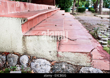 Alte Steintreppe in einem verlassenen Gebäude Stockfoto