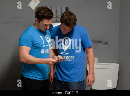 Hamburg, Deutschland. 8. Juli 2015. Mirko Oberhof (l) und Yannic Zotzmann aus Bochum versuchen ein Rätsel in einem Zimmer entkommen Spiel in Hamburg, Deutschland, 8. Juli 2015 zu lösen. "Exit Games" sind ein neues Spiel Trend in dem Spieler eingesperrt sind, um ein Puzzle zu lösen. Foto: Axel Heimken/Dpa/Alamy Live News Stockfoto