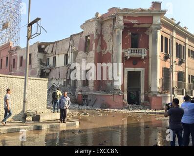 Kairo, Ägypten. 11. Juli 2015. Die stark beschädigten Front des italienischen Konsulats, nach einer Explosion in Kairo, Ägypten, 11. Juli 2015. Foto: Benno Schwinghammer/Dpa/Alamy Live News Stockfoto