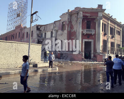 Kairo, Ägypten. 11. Juli 2015. Die stark beschädigten Front des italienischen Konsulats, nach einer Explosion in Kairo, Ägypten, 11. Juli 2015. Foto: Benno Schwinghammer/Dpa/Alamy Live News Stockfoto