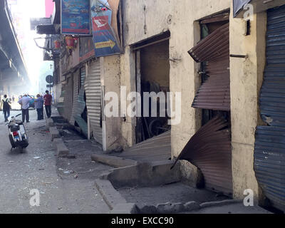 Kairo, Ägypten. 11. Juli 2015. Beschädigt Rolltore, ca. 100 m vom Ort der Explosion außerhalb das italienische Konsulat in Kairo, Ägypten, 11. Juli 2015. Foto: Benno Schwinghammer/Dpa/Alamy Live News Stockfoto