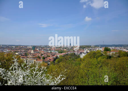 Blick auf die Altstadt von Vilnius aus die Hügel der drei Kreuze Stockfoto