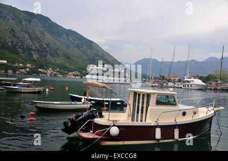 In den schönen Hafen von Kotor Montenegro ist das Kreuzfahrtschiff Celebrity Constellation in der Nähe der Marina verankert. Stockfoto