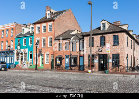 Gemischt genutzte Gebäude an der Thames Street in der historischen fiel Punkt Nachbarschaft in Baltimore, Maryland. Stockfoto