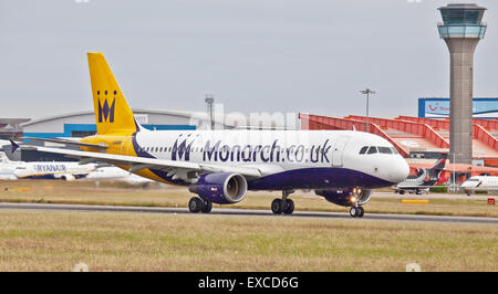 Monarch Airlines Airbus A320 G-OZBX vom Flughafen London-Luton LTN Stockfoto